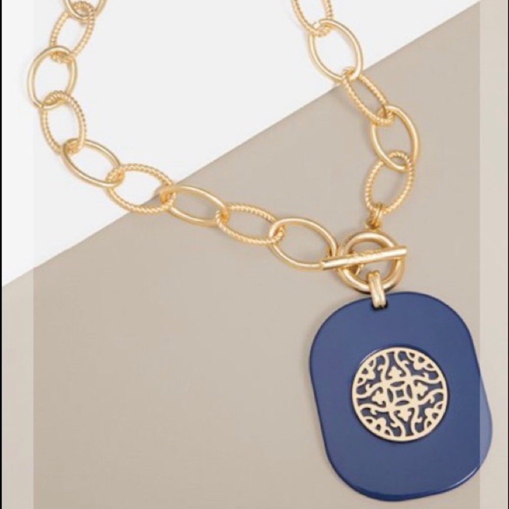 MATTE OVAL LINKS PENDANT